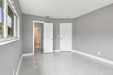 House in Lauderdale Lakes, Florida 4 bedrooms, 217.39 sq.m. № 2421239 - photo 24