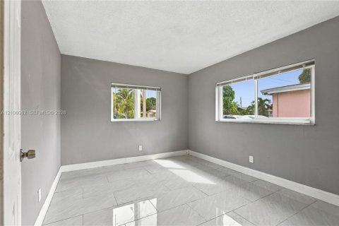 House in Lauderdale Lakes, Florida 4 bedrooms, 217.39 sq.m. № 2421239 - photo 25
