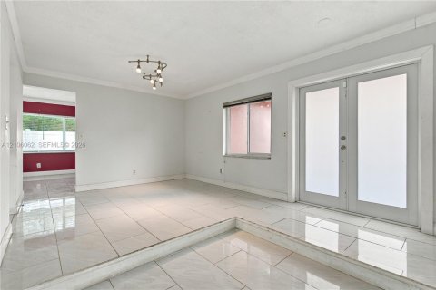 House in Lauderdale Lakes, Florida 4 bedrooms, 217.39 sq.m. № 2421239 - photo 8