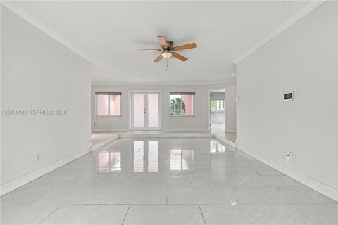 House in Lauderdale Lakes, Florida 4 bedrooms, 217.39 sq.m. № 2421239 - photo 10