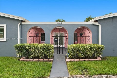 House in Lauderdale Lakes, Florida 4 bedrooms, 217.39 sq.m. № 2421239 - photo 3