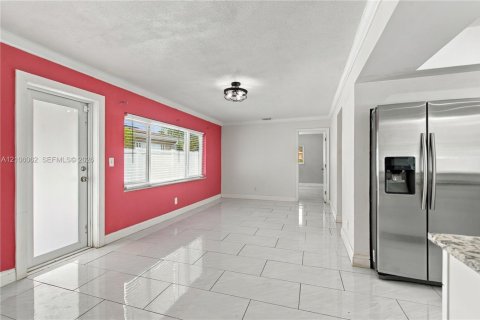 House in Lauderdale Lakes, Florida 4 bedrooms, 217.39 sq.m. № 2421239 - photo 13