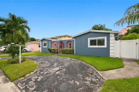 House in Lauderdale Lakes, Florida 4 bedrooms, 217.39 sq.m. № 2421239 - photo 4