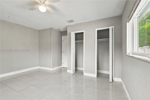 House in Lauderdale Lakes, Florida 4 bedrooms, 217.39 sq.m. № 2421239 - photo 30
