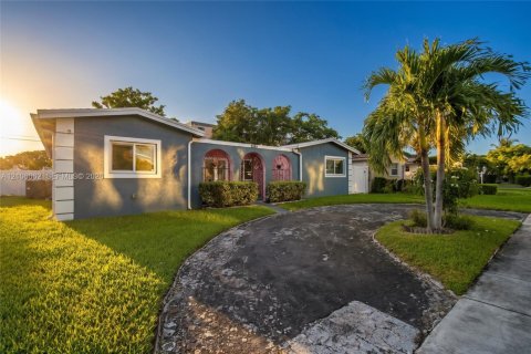 House in Lauderdale Lakes, Florida 4 bedrooms, 217.39 sq.m. № 2421239