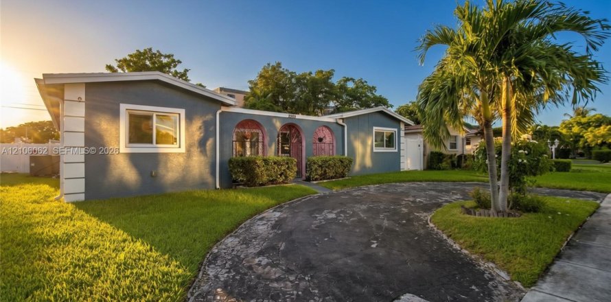 House in Lauderdale Lakes, Florida 4 bedrooms, 217.39 sq.m. № 2421239