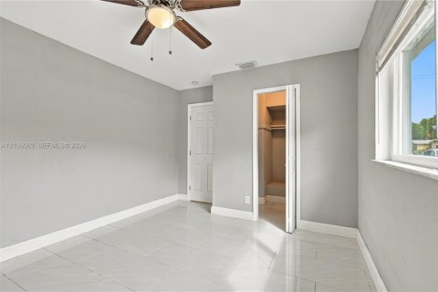 House in Lauderdale Lakes, Florida 4 bedrooms, 217.39 sq.m. № 2421239 - photo 28