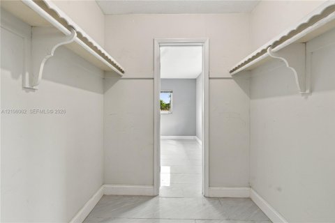 House in Lauderdale Lakes, Florida 4 bedrooms, 217.39 sq.m. № 2421239 - photo 23