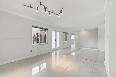 House in Lauderdale Lakes, Florida 4 bedrooms, 217.39 sq.m. № 2421239 - photo 9