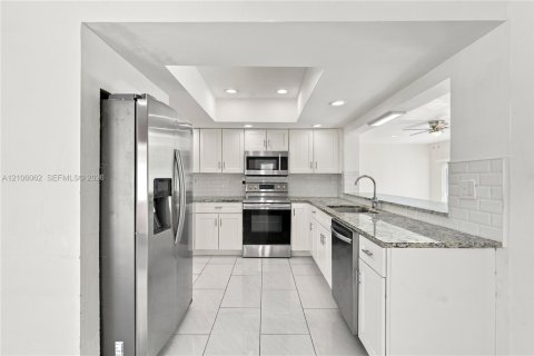 House in Lauderdale Lakes, Florida 4 bedrooms, 217.39 sq.m. № 2421239 - photo 15