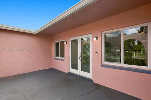 House in Lauderdale Lakes, Florida 4 bedrooms, 217.39 sq.m. № 2421239 - photo 2