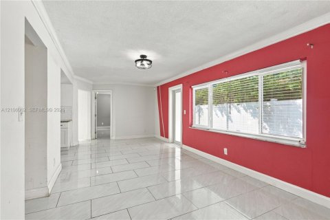 House in Lauderdale Lakes, Florida 4 bedrooms, 217.39 sq.m. № 2421239 - photo 12