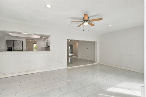 House in Lauderdale Lakes, Florida 4 bedrooms, 217.39 sq.m. № 2421239 - photo 11