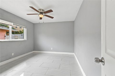 House in Lauderdale Lakes, Florida 4 bedrooms, 217.39 sq.m. № 2421239 - photo 27
