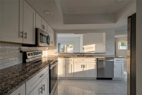 House in Lauderdale Lakes, Florida 4 bedrooms, 217.39 sq.m. № 2421239 - photo 14