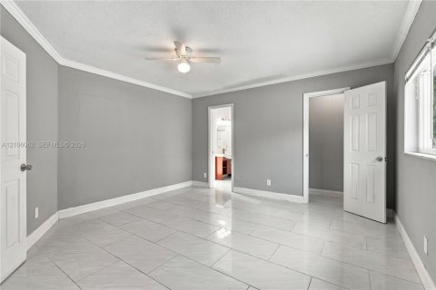 House in Lauderdale Lakes, Florida 4 bedrooms, 217.39 sq.m. № 2421239 - photo 19