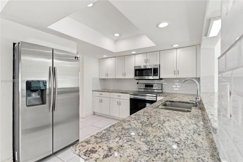 House in Lauderdale Lakes, Florida 4 bedrooms, 217.39 sq.m. № 2421239 - photo 16