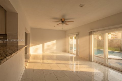 House in Lauderdale Lakes, Florida 4 bedrooms, 217.39 sq.m. № 2421239 - photo 5