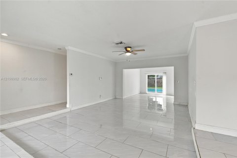 House in Lauderdale Lakes, Florida 4 bedrooms, 217.39 sq.m. № 2421239 - photo 7