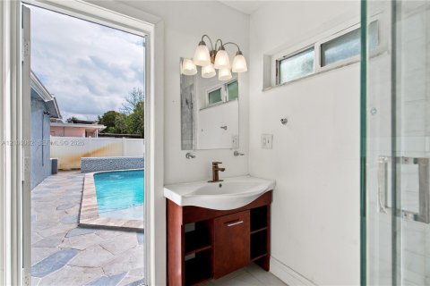 House in Lauderdale Lakes, Florida 4 bedrooms, 217.39 sq.m. № 2421239 - photo 21