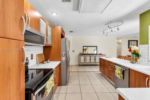 House in Davie, Florida 4 bedrooms, 171.78 sq.m. № 1634000 - photo 8