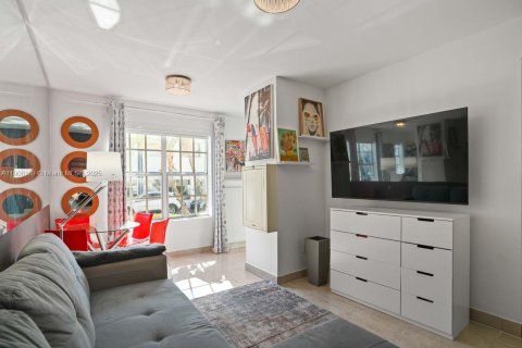 Снять в аренду кондоминиум в Майами-Бич, Флорида 1 спальня, 39.95м2, № 1964295 - фото 1