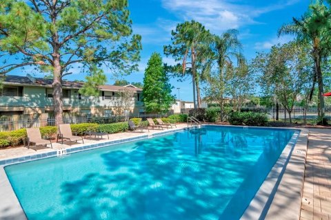 Propiedad comercial en venta en Brandon, Florida, 12 dormitorios, 511.71 m2 № 1904467 - foto 2
