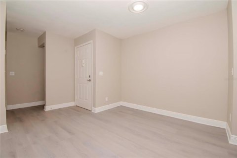 Propiedad comercial en venta en Brandon, Florida, 12 dormitorios, 511.71 m2 № 1904467 - foto 12