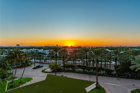 Condo in Bal Harbour, Florida, 1 bedroom № 1986373 - photo 1
