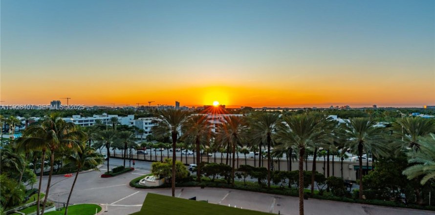 Condo in Bal Harbour, Florida, 1 bedroom № 1986373