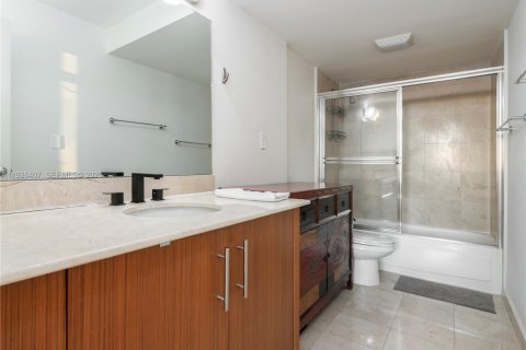 Condo in Bal Harbour, Florida, 1 bedroom № 1986373 - photo 16