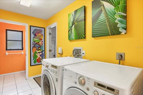 House in Englewood, Florida 3 bedrooms, 202.53 sq.m. № 1613707 - photo 24
