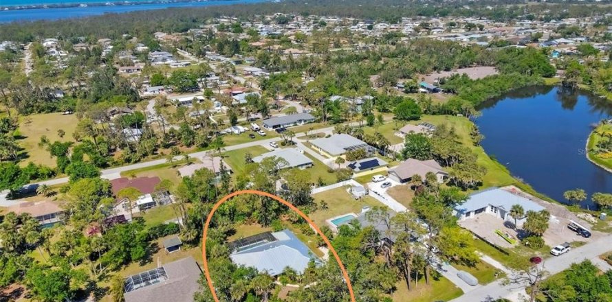 House in Englewood, Florida 3 bedrooms, 202.53 sq.m. № 1613707