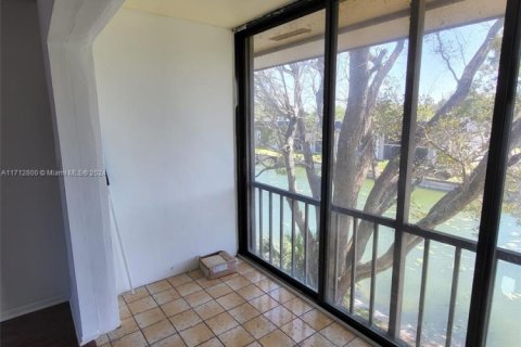 Condo in Tamarac, Florida, 2 bedrooms  № 1465606 - photo 3