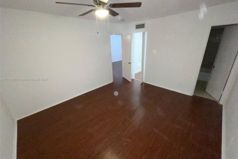 Condo in Tamarac, Florida, 2 bedrooms  № 1465606 - photo 11