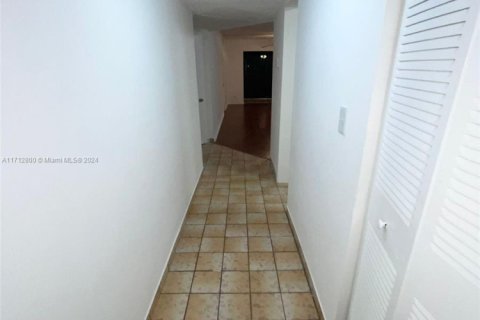 Condo in Tamarac, Florida, 2 bedrooms  № 1465606 - photo 13