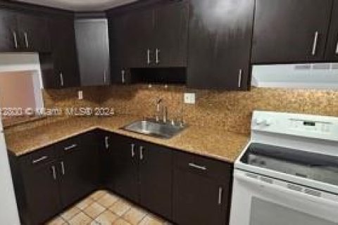 Condo in Tamarac, Florida, 2 bedrooms  № 1465606 - photo 7