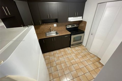 Condo in Tamarac, Florida, 2 bedrooms  № 1465606 - photo 8