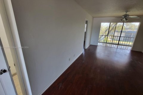 Condo in Tamarac, Florida, 2 bedrooms  № 1465606 - photo 4