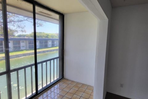 Condo in Tamarac, Florida, 2 bedrooms  № 1465606 - photo 1