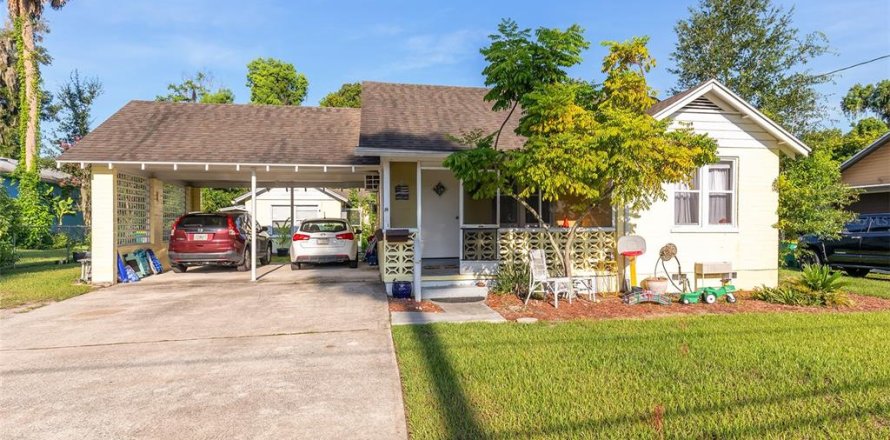 Commercial property in DeLand, Florida 3 bedrooms, 164.99 sq.m. № 2306255