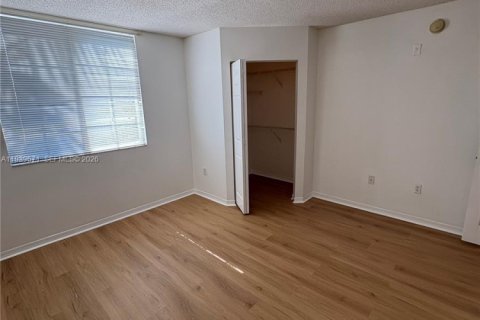 Снять в аренду кондоминиум в Пемброк-Пайнс, Флорида 2 спальни, 98.29м2, № 2001862 - фото 9