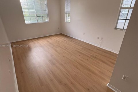 Снять в аренду кондоминиум в Пемброк-Пайнс, Флорида 2 спальни, 98.29м2, № 2001862 - фото 2