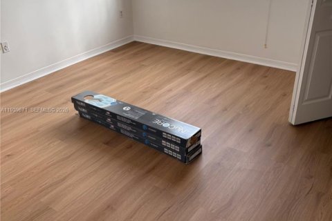 Снять в аренду кондоминиум в Пемброк-Пайнс, Флорида 2 спальни, 98.29м2, № 2001862 - фото 3