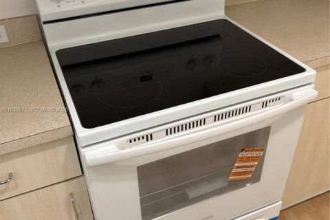 Снять в аренду кондоминиум в Пемброк-Пайнс, Флорида 2 спальни, 98.29м2, № 2001862 - фото 10