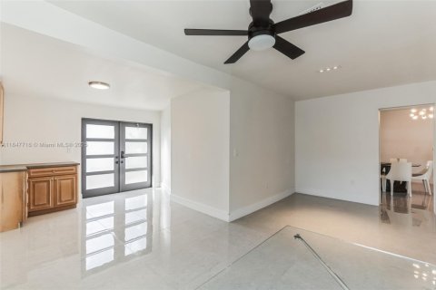 Casa en venta en Miami Springs, Florida, 4 dormitorios, 163.23 m2 № 1848327 - foto 12