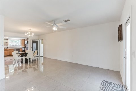 Casa en venta en Miami Springs, Florida, 4 dormitorios, 163.23 m2 № 1848327 - foto 2