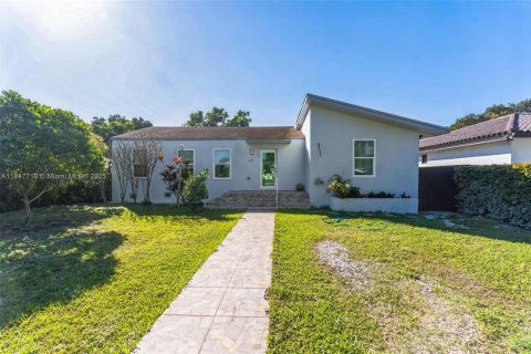 Casa en venta en Miami Springs, Florida, 4 dormitorios, 163.23 m2 № 1848327 - foto 1
