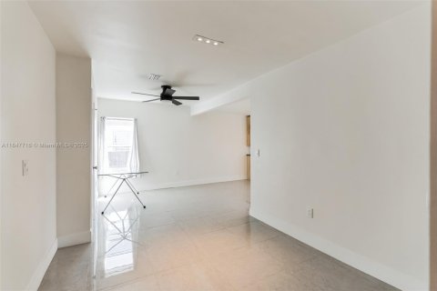 Casa en venta en Miami Springs, Florida, 4 dormitorios, 163.23 m2 № 1848327 - foto 11