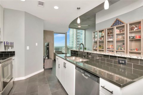 Condo in Tampa, Florida, 1 bedroom  № 1797919 - photo 12